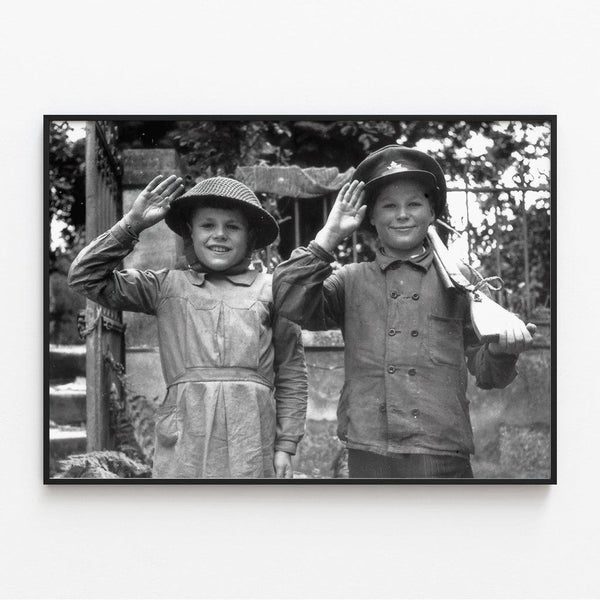 Affiche Debarquement Normandie - Deux enfant posant fièrement en équipement canadien