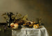 Brzoskwinie na srebrnym półmisku, tarta owocowa, mała bułka, grawerowany roemer i srebrny ekspres do kawy na częściowo nakrytym stole - Krąg Pieter Claesz — widok dzieła