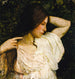 Dziewczyna układająca włosy - Abbott Handerson Thayer — widok dzieła