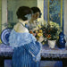 Dziewczyna w niebieskim układająca kwiaty - Frederick Carl Frieseke — aranżacja we wnętrzu