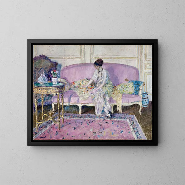Kobieta siedząca na kanapie w wnętrzu - Frederick Carl Frieseke — oprawiony obraz na ścianie