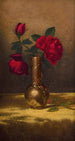 Czerwone róże w japońskim wazonie na aksamitnej tkaninie złotej - Martin Johnson Heade — widok dzieła