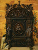 Ilustracja still life w trompe-l'œil przedstawiająca przenośny drewniany ołtarz z różańcem, dzwonkiem ręcznym i książkami położonymi na krawędzi - Prospero Mallerini — widok dzieła