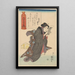Kobieta w czarnym kimono w białe paski czytająca Śpiący żółty kot - Utagawa Kuniyoshi — oprawiony obraz na ścianie