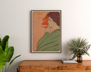 Plakat secesyjny – L’Heure du silence – Henri Meunier, oprawiony nad drewnianą komodą, między roślinami.