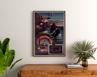 Plakat Bretania vintage – Belle-Île-en-Mer, Bretania, oprawiony nad drewnianą komodą, między roślinami.