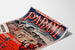 Wydruk plakatowy Bretania vintage – Paramé, zatoka Saint-Malo, pokazany na wygiętej kartce, widok perspektywiczny.