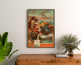 Plakat kolejowy – Włochy przez Saint-Gothard, 1892, oprawiony nad drewnianą komodą, między roślinami.