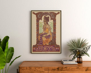 Plakat historyczny – Wystawa kolonialna w Semarang, 1914, oprawiony nad drewnianą komodą, między roślinami.
