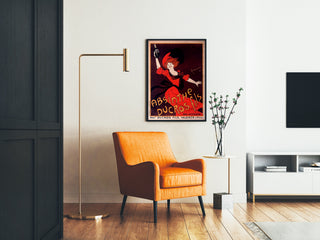 Reklamowy plakat vintage Absinthe Ducros, oprawiony w ramę w salonie z pomarańczowym fotelem i lampą stojącą.