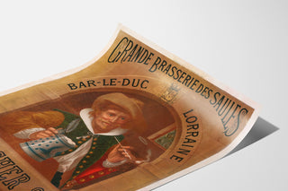 Retro plakat reklamowy Brasserie des Saules, Bar-le-Duc, przedstawiony na zakrzywionej kartce, widok perspektywiczny.