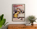 Retro plakat reklamowy Champagne Scohyers de Dorlodot, oprawiony nad drewnianą komodą, między roślinami.