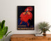 Vintage plakat reklamowy Cognac Richarpailloud, oprawiony nad drewnianą komodą, między roślinami.