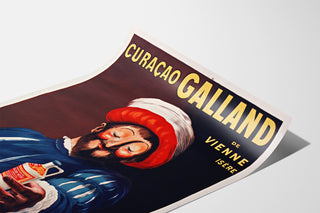 Wintage reklamowy plakat Curaçao Galland, pokazany na zakrzywionej kartce w perspektywie.