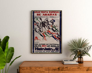 Plakat reklamowy vintage Heinlein, żyrandole, w ramie nad drewnianą komodą, między roślinami.