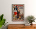 Retro plakat reklamowy La Messine, likier, oprawiony nad drewnianą komodą, między roślinami.