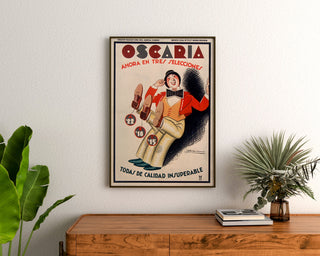 Plakat reklamowy w stylu vintage Oscaria, obuwie, oprawiony nad drewnianą komodą, między roślinami.