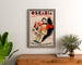 Plakat reklamowy w stylu vintage Oscaria, obuwie, oprawiony nad drewnianą komodą, między roślinami.