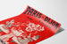 Retro plakat reklamowy Paris–Dijon, zabawki i noworoczne prezenty, pokazany na lekko zagiętej kartce, widok w perspektywie.