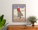 Szwajcarski plakat vintage – Adelboden – Carlo Pellegrini, 1905, oprawiony nad drewnianą komodą, między roślinami.