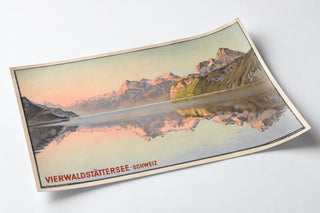 Szwajcarski plakat vintage – Jezioro Czterech Kantonów – Jakob Wyss, pokazany na lekko zwiniętej kartce, widok w perspektywie.