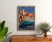 Plakat turystyczny vintage – Avignon, Roman & Mediaeval France, oprawiony nad drewnianą komodą, między roślinami.