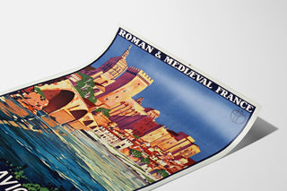 Plakat turystyczny vintage – Avignon, Roman & Mediaeval France, przedstawiony na lekko zagiętej kartce, widok perspektywiczny.