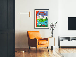 Turystyczny plakat vintage – L’Ain touristique, oprawiony w salonie z pomarańczowym fotelem i lampą stojącą.