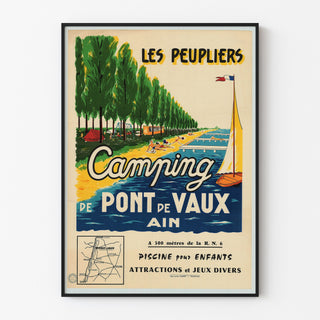 Turystyczny plakat vintage – Les Peupliers, kemping w Pont-de-Vaux, w cienkiej ramie na jasnej ścianie.