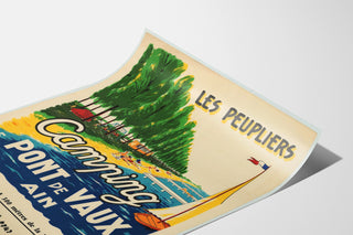 Turystyczny plakat vintage – Les Peupliers, kemping w Pont-de-Vaux, na lekko wygiętym arkuszu, widok perspektywiczny.