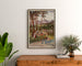 Plakat turystyczny vintage – Saint-Honoré-les-Bains, Tanconville, oprawiony nad drewnianą komodą, między roślinami.