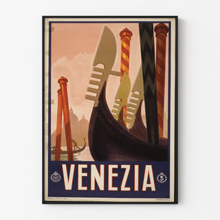Wintage plakat turystyczny – Venezia, dzioby gondoli, w wąskiej ramie na jasnej ścianie.