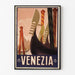 Wintage plakat turystyczny – Venezia, dzioby gondoli, w wąskiej ramie na jasnej ścianie.