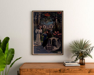 Turystyczny plakat vintage – Vichy, PLM, oprawiony nad drewnianą komodą, między roślinami.