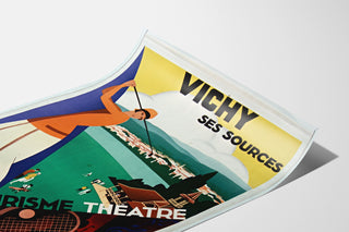 Plakat turystyczny w stylu vintage – Vichy, źródła i turystyka, pokazany na zakrzywionej kartce, widok w perspektywie.