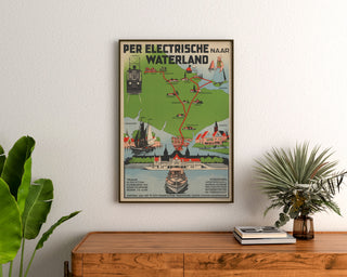 Plakat turystyczny vintage – Waterland, tramwaj elektryczny, oprawiony nad drewnianą komodą, między roślinami.
