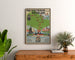 Plakat turystyczny vintage – Waterland, tramwaj elektryczny, oprawiony nad drewnianą komodą, między roślinami.