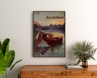 Wintage plakat Aix-les-Bains, billets collectifs PLM, w ramie nad drewnianą komodą, między roślinami.