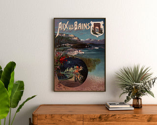 Wintage plakat Aix-les-Bains, fête de nuit, w ramie nad drewnianą komodą, między roślinami.