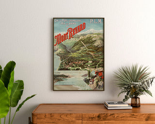 Wintage plakat Aix-les-Bains, Mont-Revard, crémaillère, w ramie nad drewnianą komodą, między roślinami.