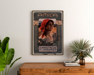 Plakat vintage Amica, opera, oprawiony nad komodą z drewna, między roślinami.