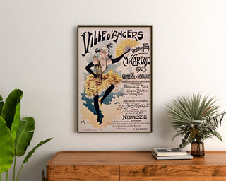Plakat vintage Angers, mi-carême, w ramie nad drewnianą komodą, między roślinami.