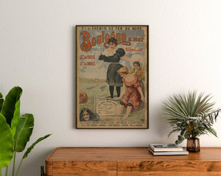 Plakat vintage Boulogne-sur-Mer, 24 express, oprawiony nad drewnianą komodą, między roślinami.