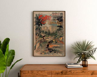 Plakat vintage Cannes, Grand Hôtel des Pins, oprawiony nad drewnianą komodą, między roślinami.