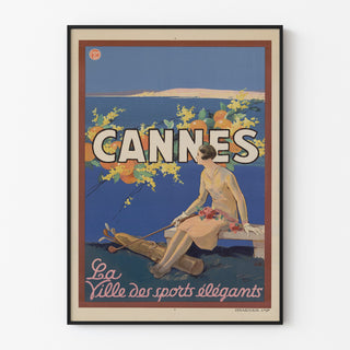 Plakat vintage Cannes, Les Sports élégants, w cienkiej ramie na jasnej ścianie.