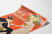 Plakat vintage Casino Kursaal, Ohé Gédéon, wygięty arkusz widoczny w perspektywie.