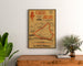 Plakat vintage Circuit d’Anjou, piesza wycieczka, w ramie nad drewnianą komodą, między roślinami.