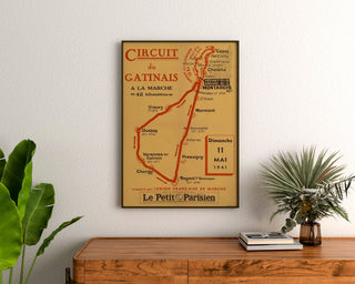 Wintage plakat Circuit du Gâtinais, piesze wędrówki, w ramie nad drewnianą komodą, między roślinami.
