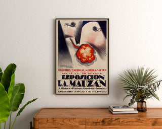 Wintage’owy plakat Wystawa Achille Mauzan, oprawiony nad drewnianą komodą, między roślinami.