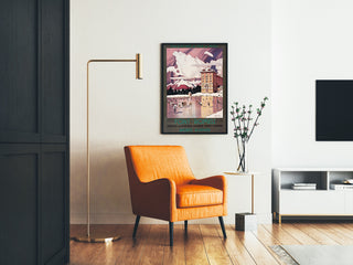 Plakat vintage Font-Romeu, sporty zimowe, oprawiony na ścianie w salonie obok pomarańczowego fotela i lampy stojącej.
